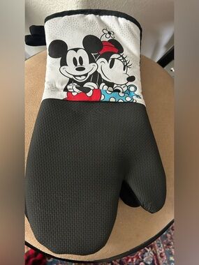 Disney Mickey & Minnie Kitchen Oven Mitt with Black, White, Red, Blue Accents